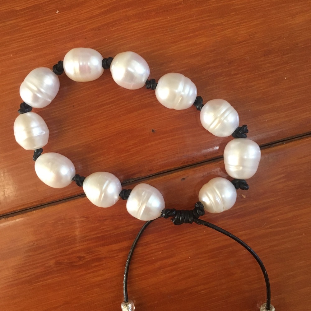 Cultured pearls with leather bracelet
